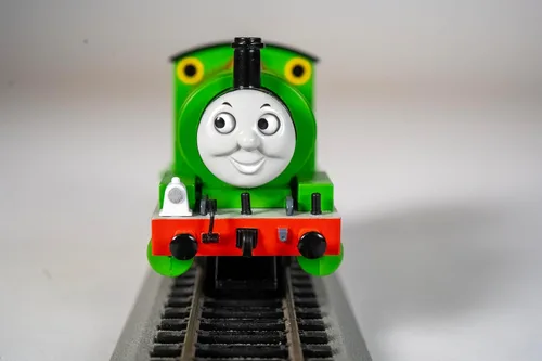 Vista 4 de Bachmann Trenes - THOMAS & FRIENDS PERCY THE SMALL MOTOR w/Moving Eyes - Escala HO, unisex, para niños, negro, 0.5 litros