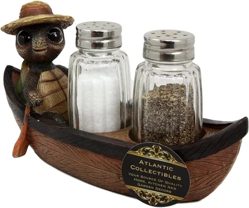 Vista 3 de Ebros Gift Happy Camper Turtle Zippy con un sombrero de excursionista, bote de remo, salero y pimienta, figura con agitadores de vidrio