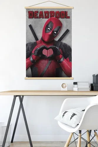 Vista 5 de Trends International Marvel Deadpool Legacy - Póster de pared de corazón, 22.37 x 34.00 pulgadas, paquete de impresión premium y colgador de madera