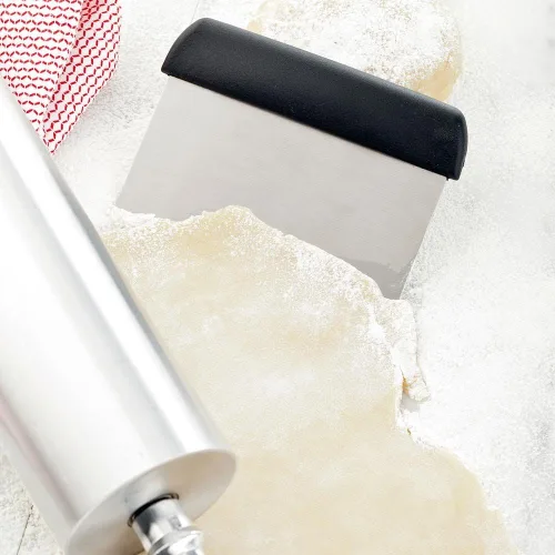 Vista 3 de Restaurantware Met Lux - Raspador de masa de 4.5 x 6.3 pulgadas, 1 raspador de banco apto para lavavajillas, mango de plástico, resistente a