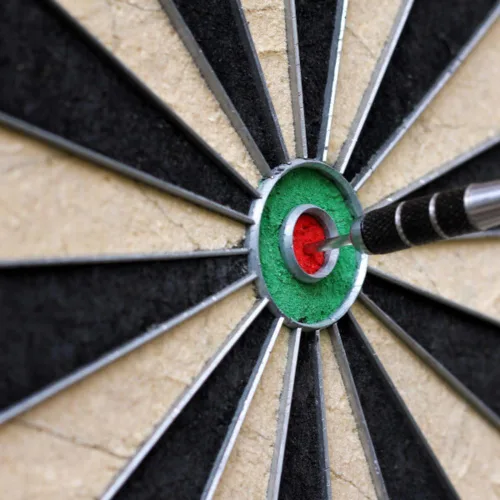 Vista 5 de Dart Board – Tournament Sized Indoor Hanging Number Target Game for Steel Tip Darts – Dartboard with Mounting Hardware by Hey Play