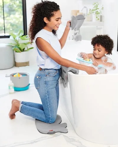 Vista 6 de Skip Hop Bañera para bebé, bañera inteligente de 3 etapas, Moby, juego esencial de baño para bebé, color blanco y Moby, gris