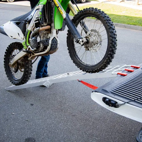 Vista 4 de Pit Posse PP2755, rampa de carga plegable para motocicleta, aluminio, 89”, motocross, peso nominal: 750 libras