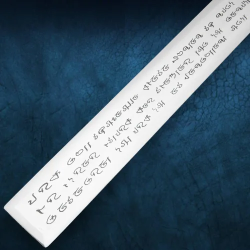 Vista 4 de Espada de triple filo de espiga completa Inscripciones detalladas Mango de madera dura con envoltura de cuero negro Funda a juego Soporte