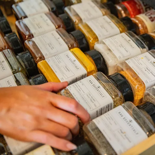 Vista 7 de Raw Essentials Chesapeake Bay Seasoning - Bocado salado, herbáceo y picante, utilizado en mariscos, pan y huevos, botella de 10 onzas