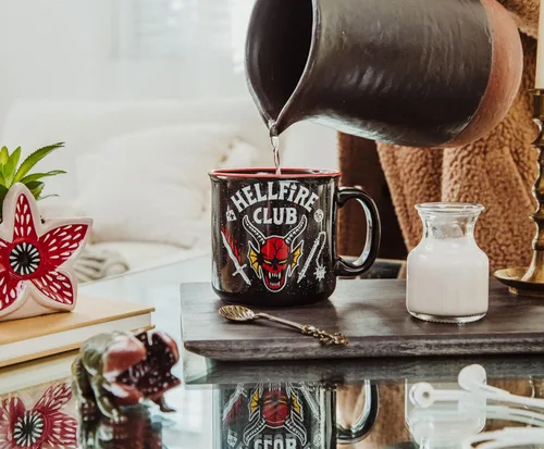 Vista 6 de Silver Buffalo - Taza grande de cerámica de Stranger Things Hellfire Club, 20 onzas