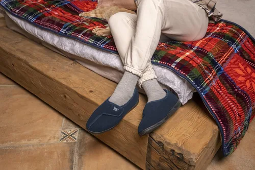 Vista 6 de EuropeanSoftest - Pantuflas de espuma viscoelástica 80-D con cierre ajustable, cómodas y cálidas de forro polar para artritis, edema, cierre