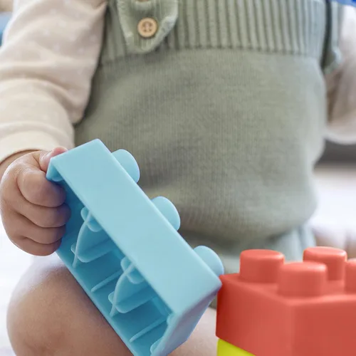 Vista 5 de Infantino Bloques de construcción súper suaves, fáciles de sostener para bebés y niños pequeños, sin BPA, multicolor, juego de 12 piezas