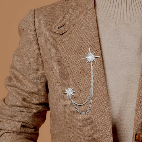 Vista 7 de Broche de estrella de diamantes de imitación plateados para mujer, broche de copo de nieve de cristal, alfileres de solapa, broche de moda