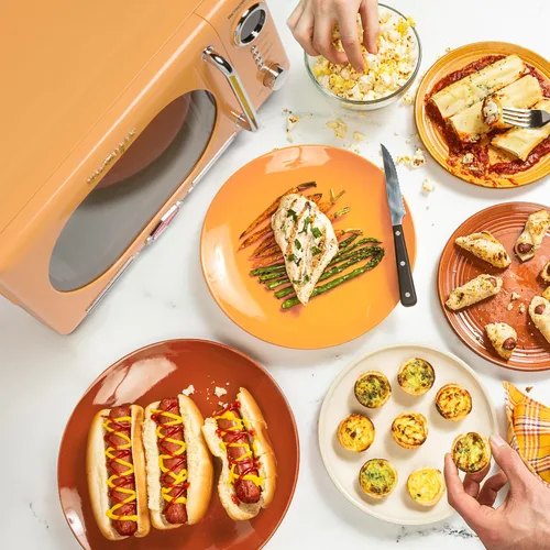 Vista 4 de Nostalgia Horno microondas compacto retro para encimera, 0.7 pies cúbicos y BLACK+DECKER EM720CB7 Horno de microondas digital con puerta giratoria