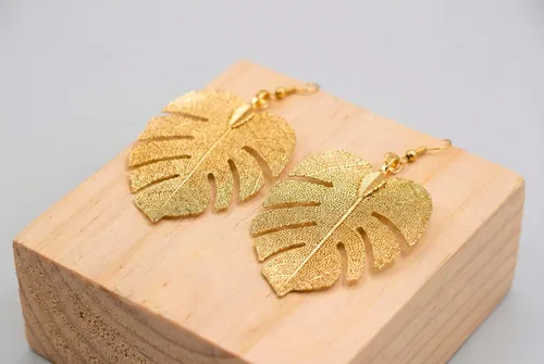 Vista 5 de Elegantes aretes de hoja de Monstera hechos a mano y collares de clip para mujer. Elegante joyería de hoja de palma de oro y plata. Accesorios