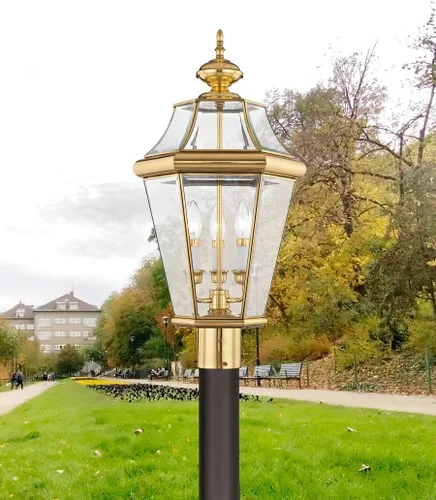 Vista 4 de Livex Lighting 2364-02 Poste al aire libre con pantallas de vidrio biselado transparente, latón pulido