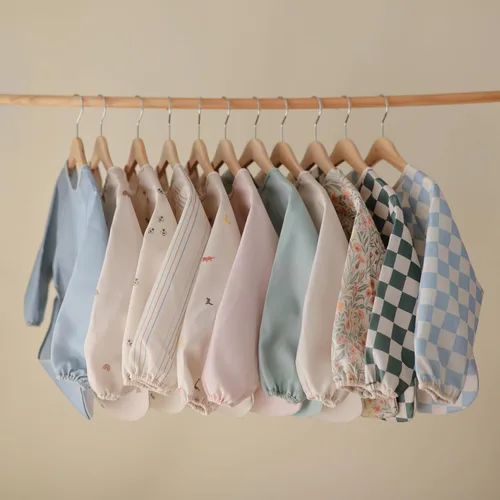 Vista 7 de Mushie - Babero de manga larga para bebé, resistente al agua, ajuste ajustable para edades de 6 a 24 meses
