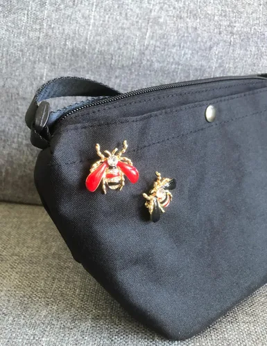 Vista 4 de Juego de 8 broches de diamantes de cristal artificial de moda y lindos, abeja, mariquita, insecto, para mujer, regalos de cumpleaños y Navidad