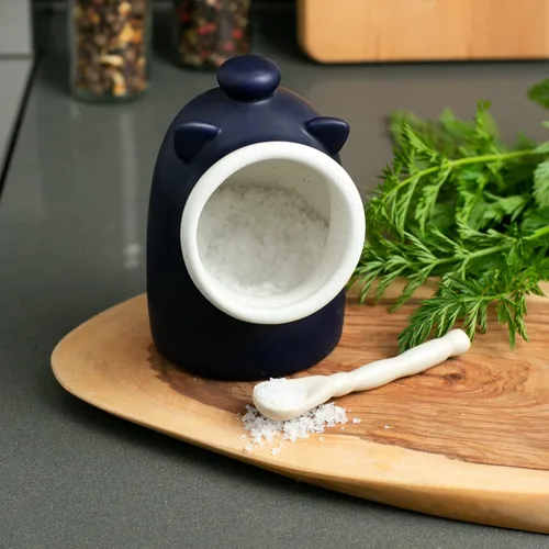 Vista 2 de Salero de cerámica azul con forma de cerdito. Incluye cuchara.