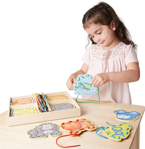 Vista 3 de Melissa & Doug. Juego de tarjetas de madera con paneles de doble cara y cordones a juego