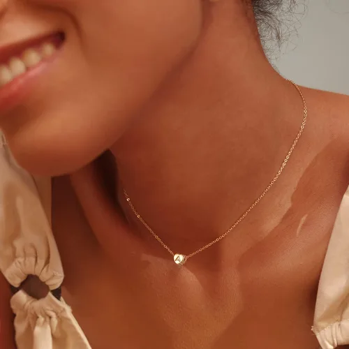 Vista 3 de Collar chapado en oro de 14 quilates con corazón pequeño con inicial de nombre grabada, hecho a mano, delicado, para mujer, joya
