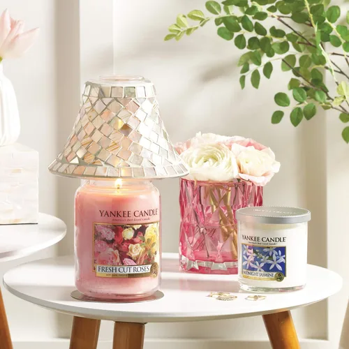 Vista 10 de Yankee Candle Vela perfumada en tarro grande, rosas recién cortadas, hasta 150 horas de tiempo de combustión