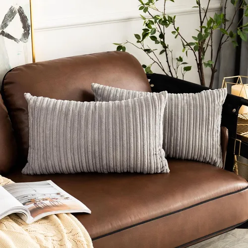 Vista 154 de UGASA - Fundas de almohada decorativas de terciopelo suave y sólidas de Navidad para sala de estar/sofá, 16 x 16 pulgadas, 2 unidades, color burdeos