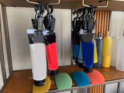 Vista 7 de VinBee 20 ganchos de lavandería con clips de plástico superfuerte para el hogar, viajes, ganchos giratorios para colgar en el armario, abrazaderas