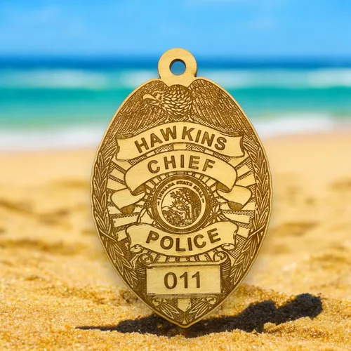Vista 5 de Adorno - Jefe de Policía de Hawkins - Madera cruda de 3 x 4.5 pulgadas