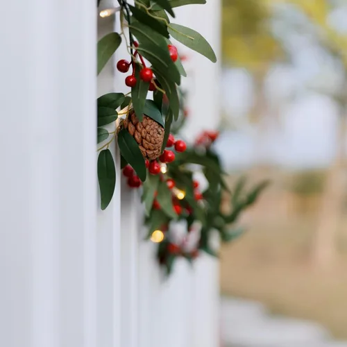 Vista 5 de Guirnaldas de Navidad preiluminadas de 6 pies con luces para decoración, hojas verdes artificiales, bayas rojas, piña, guirnalda de Navidad