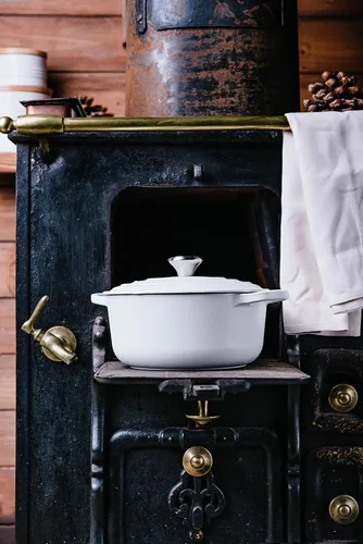 Vista 3 de Le Creuset Horno holandés redondo de hierro fundido esmaltado, 3.5 cuartos de galón, blanco