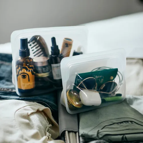 Vista 3 de Bolsa de almacenamiento reutilizable de silicona premium de Stasher, tamaño mini con base, Aqua, apta para microondas, sous vide, lavavajillas