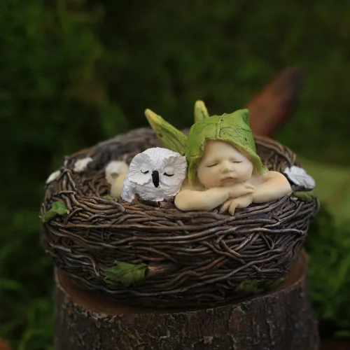 Vista 2 de Top Collection 4202 - Figuras de bebé de hadas durmiendo con búho en nido, blanco, marrón, crema, verde