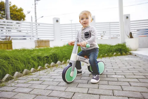 Vista 4 de Hape My First Balance Bike, Vespa Green, de aluminio, desde 12 meses