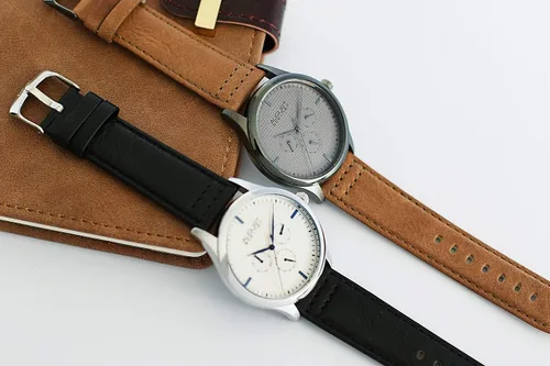 Vista 5 de August Steiner Reloj multifunción para hombre - 3 relojes de sol en esfera de color texturizado en reloj de correa de cuero grabado - AS8243