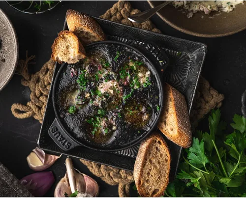 Vista 4 de Staub Plato Escargot de hierro fundido de 5.75 pulgadas con 6 agujeros, negro mate, fabricado en Francia