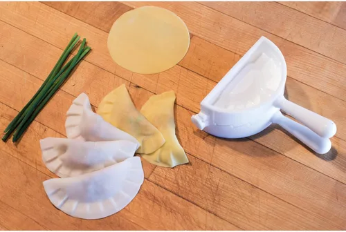 Vista 4 de Helen's Asian Kitchen Prensa de bola de masa, libre de BPA, blanco, 4 pulgadas de diámetro, 97015