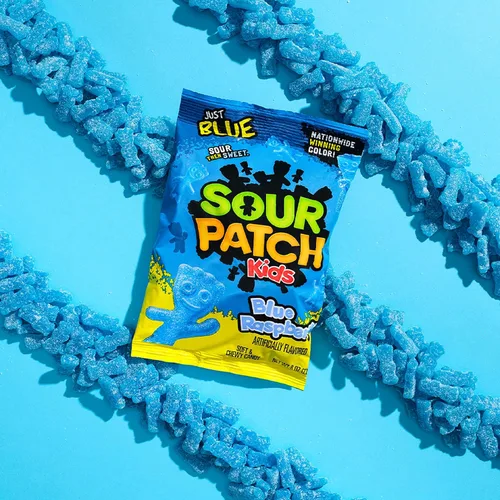 Vista 8 de SOUR PATCH KIDS Caramelo suave y masticable de frambuesa azul, bolsas de 12-8 onzas