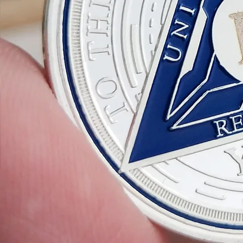 Vista 5 de Juego de monedas de sobriedad triangulares originales de 1 año Medallón AA de número romano plateado con cápsula protectora Ficha de aniversario