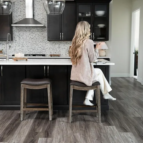 Vista 2 de Maven Lane Adrien Taburete de mostrador sin espalda, juego de 2, 26 pulgadas, taburete con reposapiés, marco de madera maciza marrón y tapicería