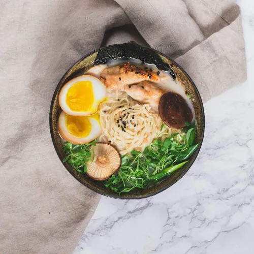 Vista 4 de Mike's Mighty Good Paquete de almohadas de sopa Ramen, pollo con ajo frito, 2.2 onzas (paquete de 14)