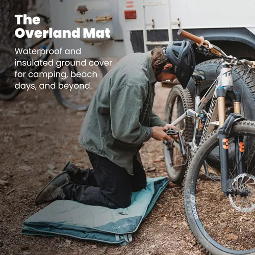 Vista 2 de Rumpl Overland Mat – Impermeable, cubierta y manta acolchada para el suelo, color cereza