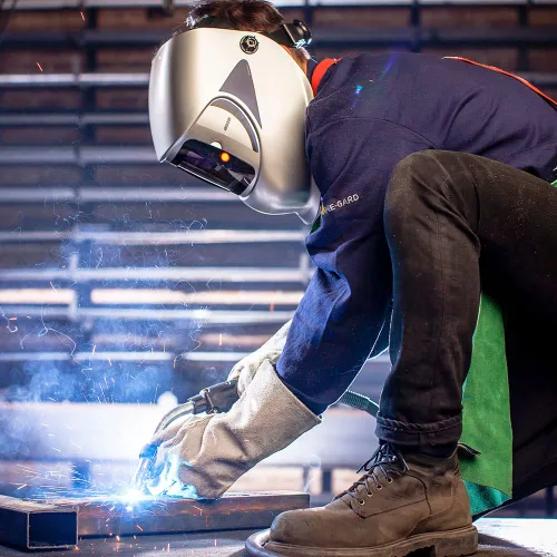 Vista 2 de Jackson Safety WH40 - Casco con filtro de oscurecimiento automático variable con energía solar, sombra 9-13, gris, tamaño universal (caja de 4)