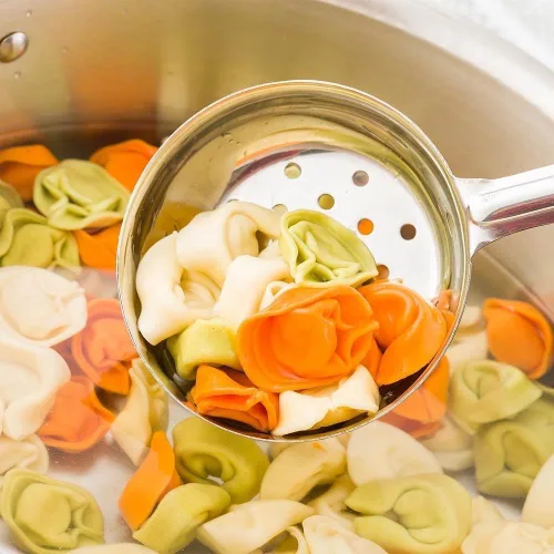 Vista 3 de Soro Essentials - Cuchara perforada de acero inoxidable para servir con control de porciones con mango azul - Cuchara de control de porciones