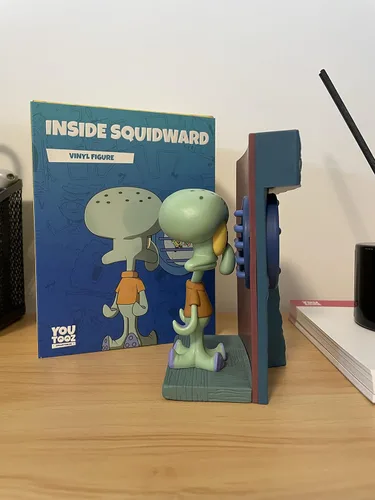Vista 6 de Youtooz Inside Squidward Figura de vinilo de 10 cm, Calamardo coleccionable basado en el meme de Internet Sinking Feeling, Colección de Bob Esponja