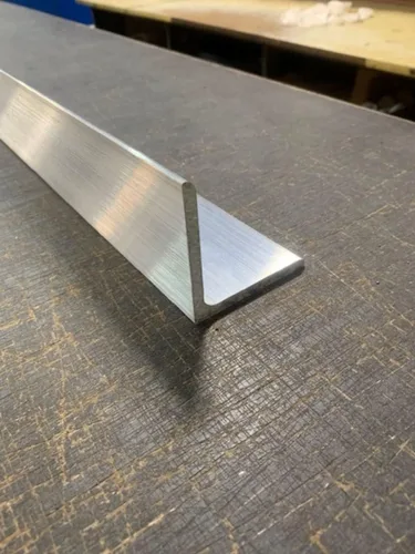 Vista 2 de Ángulo de aluminio de 1/4" x 3" x 3", elige tu longitud, aluminio 6061 (3)