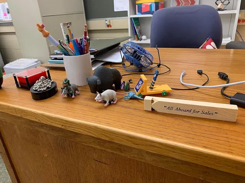 Vista 4 de All Aboard for Sales Michael Scott Silbato de tren de madera - Regalo Dunder Mifflin - Programa de TV Prop Accesorio de madera - Sonidos