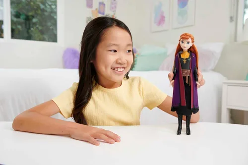 Vista 2 de Mattel Muñecas de princesa de Disney, muñeca de moda Anna Posable con ropa y accesorios exclusivos, juguetes de la película Frozen 2 de Disney