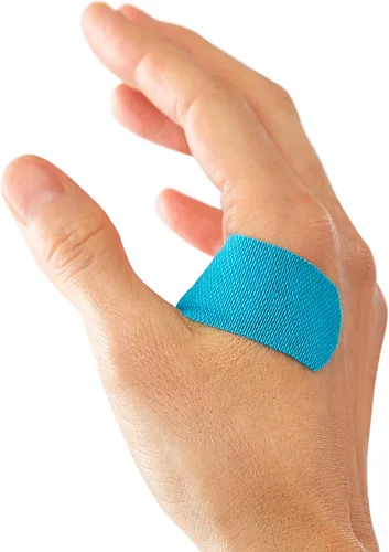 Vista 2 de CURAD Performance Series - Vendajes antibacterianos, tecnología adhesiva de sujeción extrema, vendajes de tela flexible de tamaño estándar