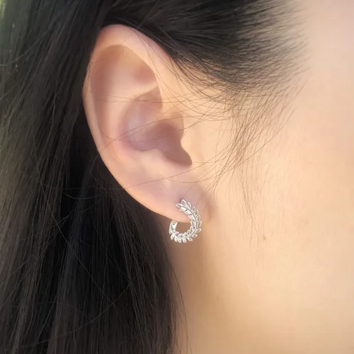 Vista 4 de Pendientes pequeños Huggie de vid en plata de ley con acabado dorado