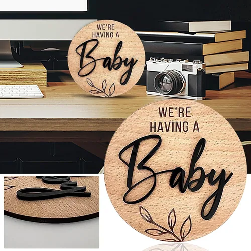Vista 2 de Letrero de anuncio de embarazo con texto en inglés "We Having a Baby" Disco redondo de anuncio de madera con letras 3D negras decorativas