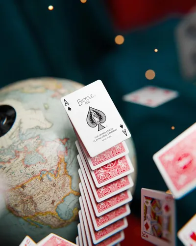 Vista 7 de Bicycle Rider Back - Baraja de cartas de tamaño estándar de póquer, rojo y azul (paquete de 2), tarjetas clásicas para póker, blackjack, noche