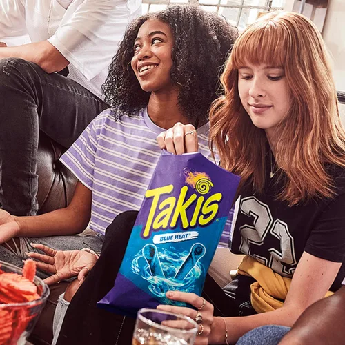 Vista 5 de Takis Blue Heat Rolled Tortilla Chips, sabor a chile picante, caja multipaquete con 14 bolsas de 9.9 onzas