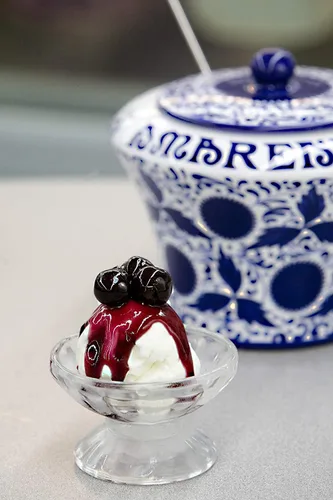 Vista 2 de Amarena Fabbri cerezas silvestres en almíbar, sin gluten, sin OMG, vegano, 400 gramos (14 oz)